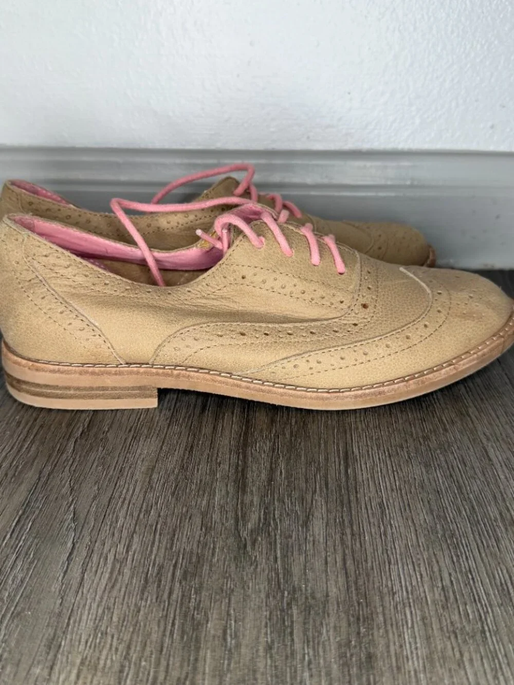 GAP Women’s Oxford Shoes Tan Brown with Pastel Pink Laces Size 7.5